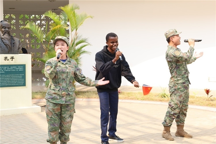 孔院學生與中國海軍官兵合唱《天地龍鱗》。內(nèi)圖大學孔子學院供圖