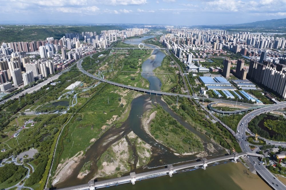 2024年5月9日在陜西省寶雞市拍攝的黃河最大支流渭河沿岸景色（無人機(jī)照片）。