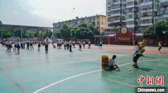 翠竹小學(xué)的學(xué)生在進(jìn)行拋繡球運(yùn)動(dòng)。歐惠蘭 攝