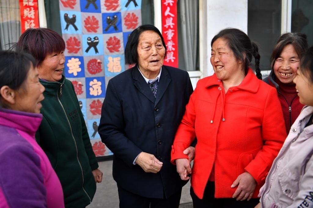 2019年3月23日，申紀蘭（左三）在山西省平順縣西溝村與村民分享全國兩會精神。新華社記者 曹陽 攝