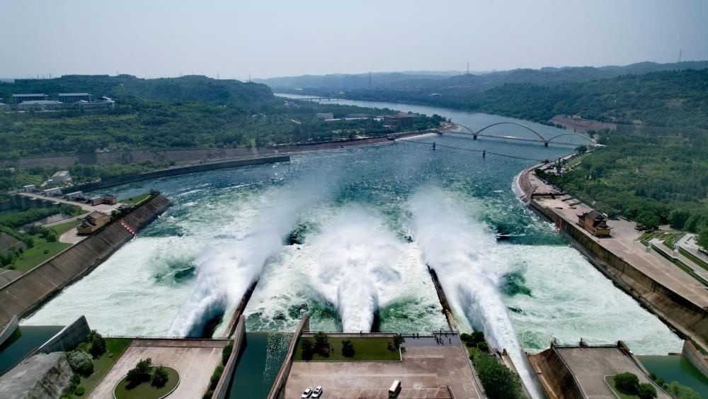 2023年6月21日，調(diào)水調(diào)沙清水下泄階段的小浪底水庫下泄基本為清水（無人機(jī)照片）。黃河調(diào)水調(diào)沙已實(shí)施22年，通過調(diào)水調(diào)沙，黃河下游河道主河槽得到全線沖刷，河床有明顯下降，行洪和過沙能力普遍提高。