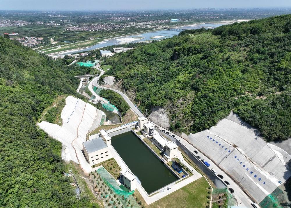 2023年7月16日，國家重大水利工程引漢濟(jì)渭工程成功實(shí)現(xiàn)先期通水，這是在陜西西安拍攝的黃池溝配水樞紐（無人機(jī)照片）。引漢濟(jì)渭工程全部建成投用后，可增加渭河入黃河水量年均6億至7億立方米。