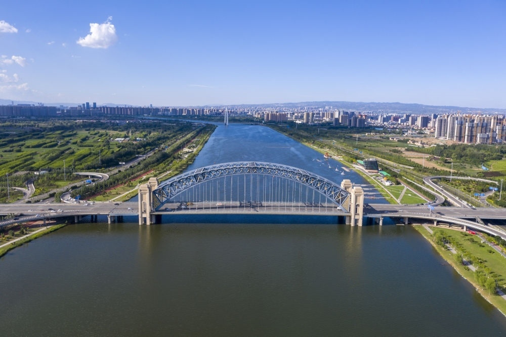 2024年6月7日在山西拍攝的汾河太原段晉陽橋（無人機(jī)照片）。汾河是黃河第二大支流。近年來，當(dāng)?shù)赝ㄟ^源頭截污、雨污分流、生物治藻等措施推進(jìn)“一泓清水入黃河”工程。今年1月至6月，太原市境內(nèi)6個(gè)地表水國考斷面優(yōu)良水體比例達(dá)到100%。