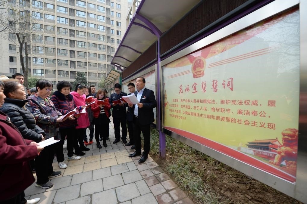 2018年3月20日，陜西寶倫律師事務所專職律師白銀濤（右一）在西安華遠君城社區(qū)宣傳憲法知識。新華社記者 李一博 攝