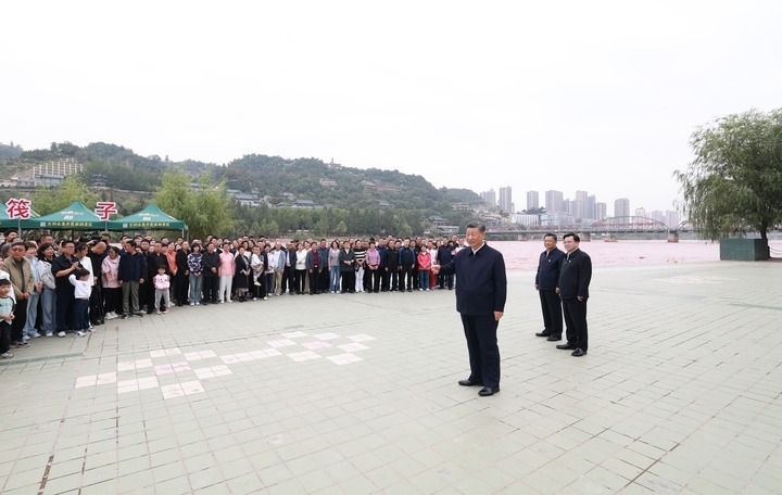 9月10日至13日，中共中央總書記、國家主席、中央軍委主席習(xí)近平在甘肅考察。這是11日下午，習(xí)近平在黃河蘭州中山橋段考察時，同在場的干部群眾親切交流。新華社記者 王曄 攝
