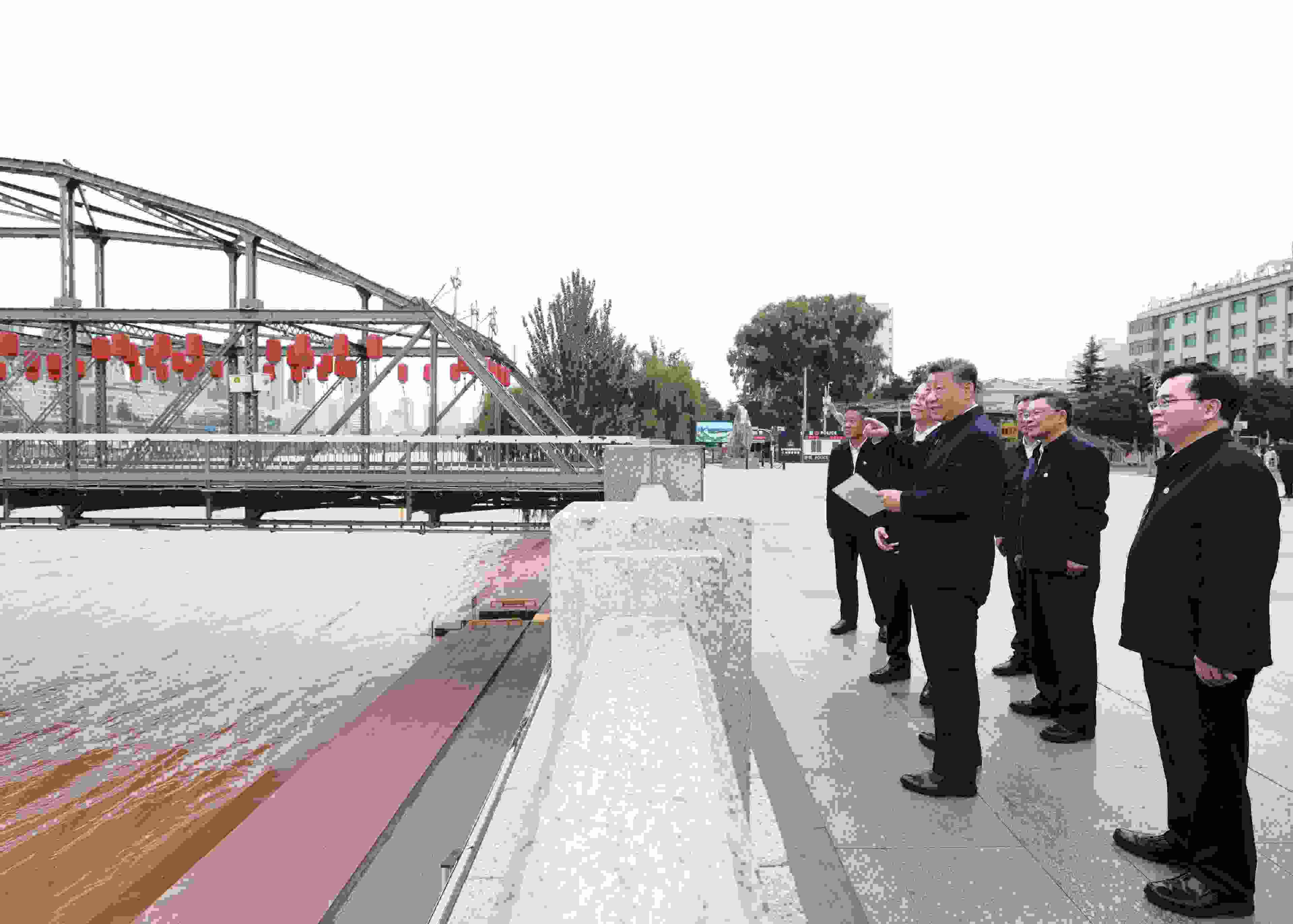 △ 2024年9月11日，習(xí)近平總書記來到甘肅省蘭州市黃河蘭州中山橋段，了解當(dāng)?shù)赝苿狱S河流域生態(tài)保護(hù)情況。