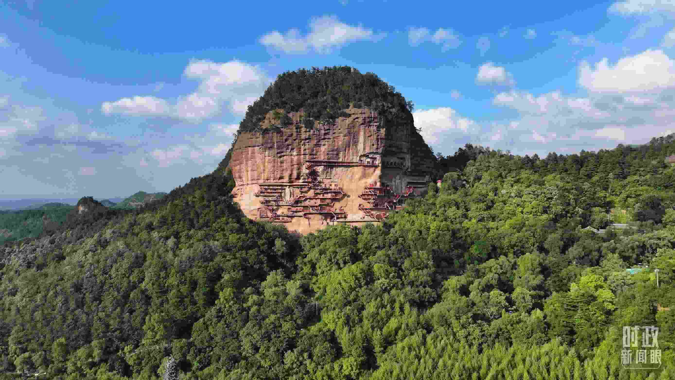 △麥積山因山形酷似麥垛而得名。