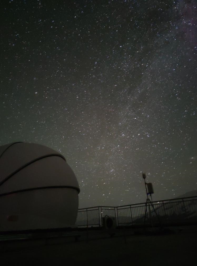 星空下的塔縣星地激光通信地面站。（中國科學(xué)院空天信息創(chuàng)新研究院供圖）