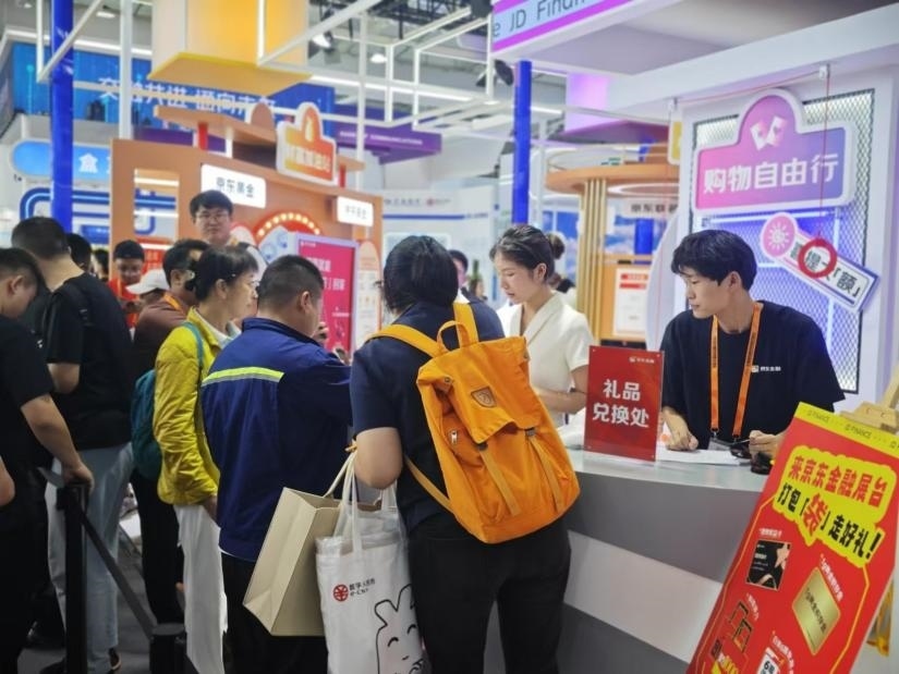 觀眾在金融服務展區(qū)體驗展臺的互動活動。人民網(wǎng)記者 黃盛攝
