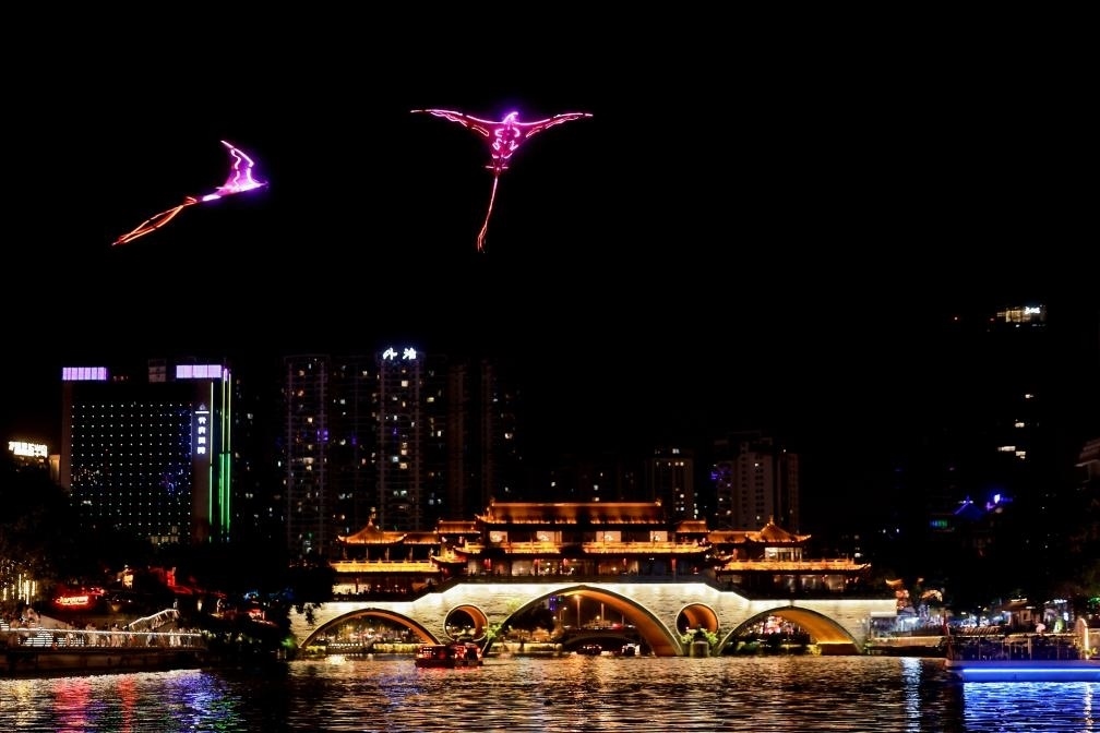 成都“夜游錦江”低空飛行裝置與游船伴飛。（唐斌治 攝）