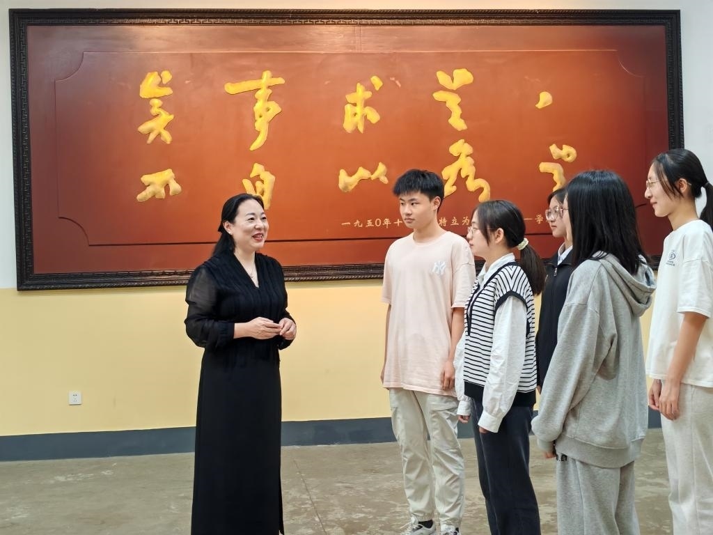湖南第一師范學(xué)院思政課教師正在為學(xué)生講述紅色校史。（受訪者供圖）