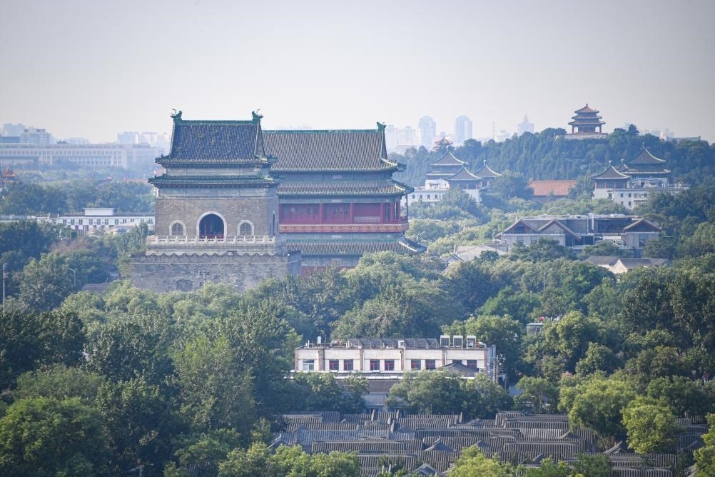 遠(yuǎn)眺北京中軸線上的鐘鼓樓與景山（2024年7月20日攝）。新華社記者 陳鐘昊 攝