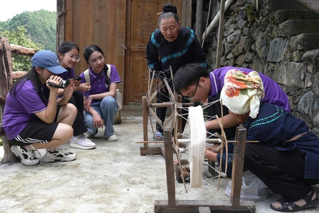 南開大學(xué)師生在貴州省雷山縣南猛村了解鄉(xiāng)村振興成就。（受訪者供圖）