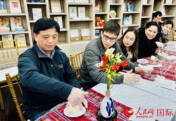 前來(lái)參加活動(dòng)的利馬居民共同制作冰皮月餅。人民網(wǎng)記者 宋亦然攝