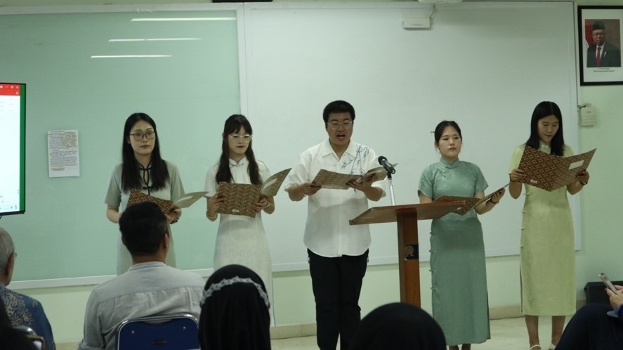 阿拉扎大學(xué)孔子學(xué)院志愿者教師表演詩朗誦。活動主辦方供圖