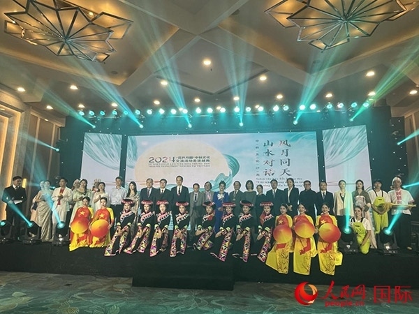 兩國嘉賓與中越藝術家現(xiàn)場合影。人民網記者 楊曄攝