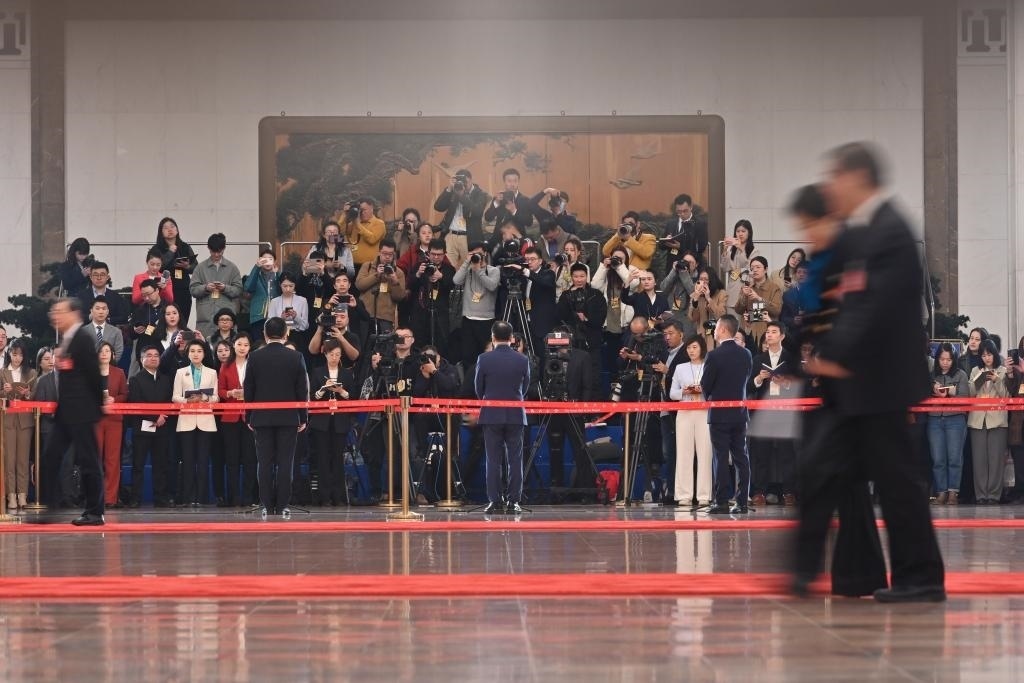 2024年3月10日，全國政協(xié)十四屆二次會(huì)議第三場“委員通道”集體采訪活動(dòng)在北京人民大會(huì)堂舉行。新華社記者 宋為偉 攝