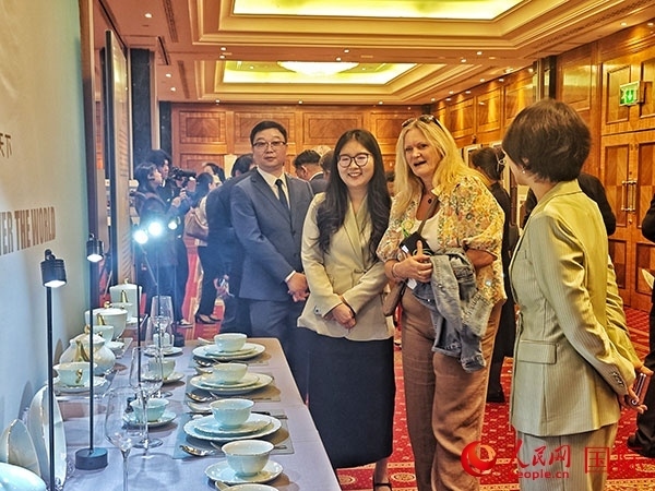 英國(guó)觀眾參觀“景德鎮(zhèn)制”區(qū)域品牌新品。人民網(wǎng)記者 邢雪攝