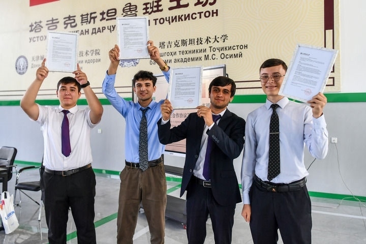 2024年7月3日，在塔吉克斯坦首都杜尚別，魯班工坊赴華留學(xué)生展示錄取通知書。新華社記者 曹陽 攝