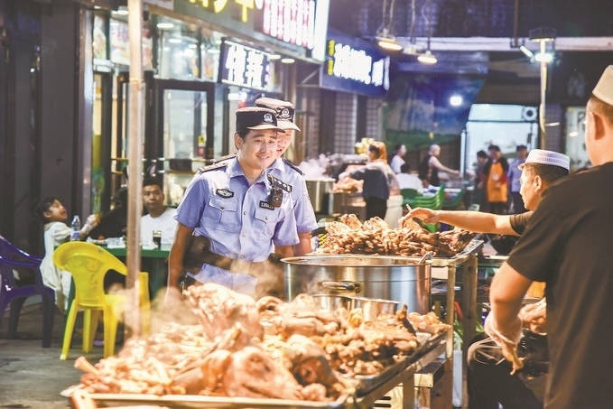 8月9日，甘肅省華亭市公安局組織民警輔警在夜市開(kāi)展巡邏檢查。張亞強(qiáng)攝
