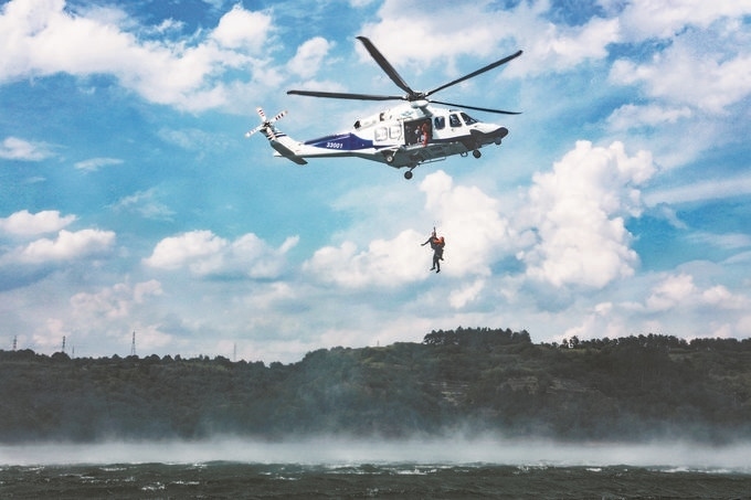 ▼7月17日，浙江省新昌縣公安局聯(lián)合浙江省公安廳警務(wù)航空隊(duì)在長(zhǎng)詔水庫(kù)水域及周邊開(kāi)展救援演練。王樟林?jǐn)z