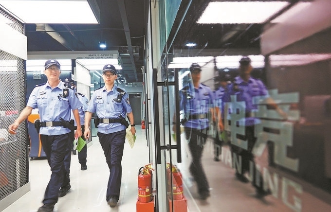 ▲7月6日，山西省新絳縣公安局龍興派出所組織警力對(duì)網(wǎng)吧等場(chǎng)所進(jìn)行集中治安檢查。高新生攝