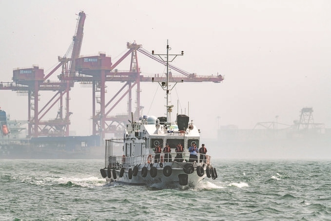 ?7月5日，秦皇島出入境邊防檢查站聯(lián)合秦皇島市公安局水陸巡特警支隊(duì)開(kāi)展海上聯(lián)合巡航。陳凈萱攝