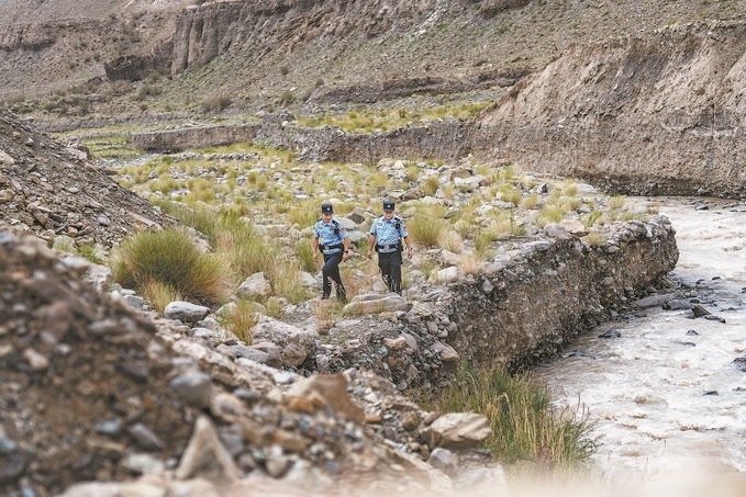 7月19日，新疆邊檢總站克州邊境管理支隊(duì)康蘇邊境檢查站民警輔警來(lái)到轄區(qū)烏恰縣康蘇水庫(kù)開(kāi)展巡邏。明懿攝