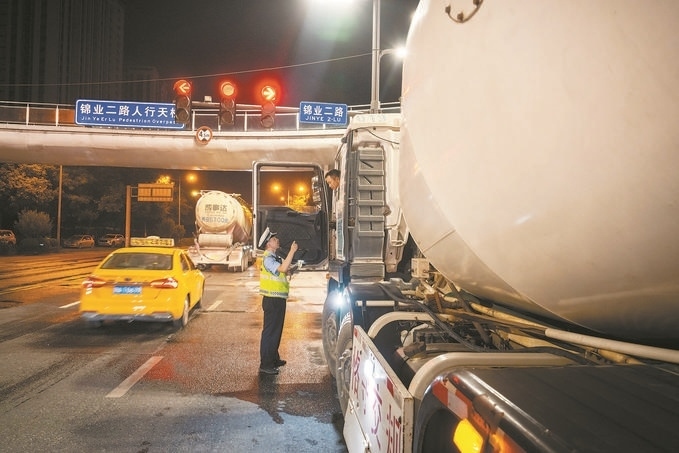 7月25日，陜西省西安市公安局交警支隊(duì)開(kāi)展全市中重型貨車(chē)及面包車(chē)違法異地互查整治行動(dòng)。孫崇明攝