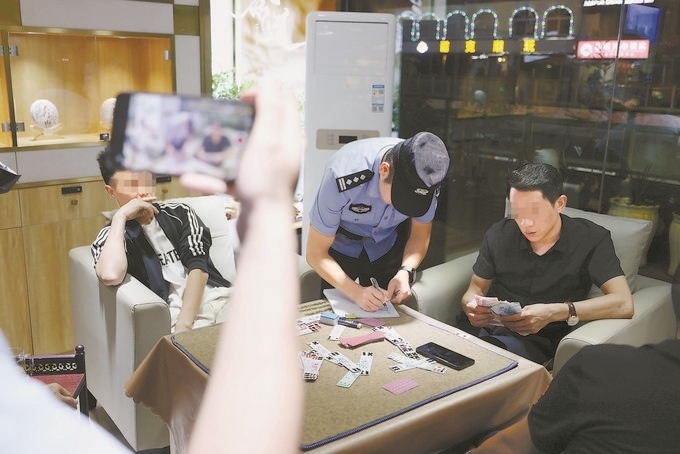9月7日，云南省昆明市公安機(jī)關(guān)對(duì)棋牌室開(kāi)展檢查。