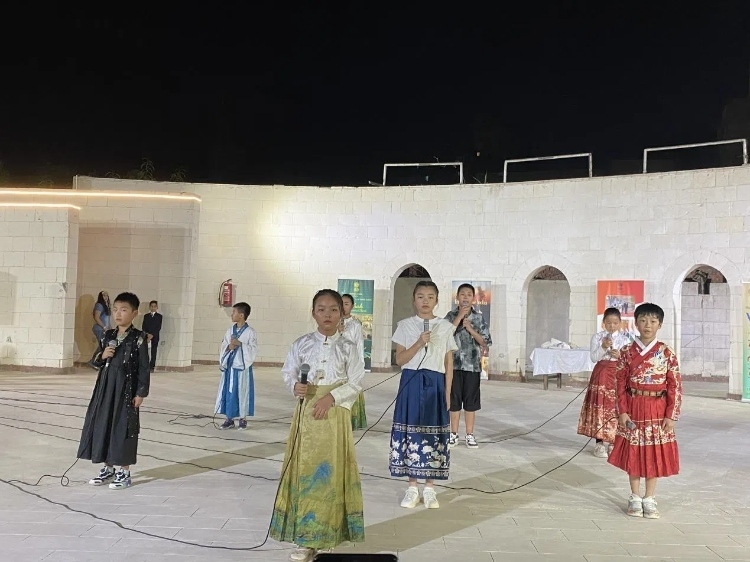 東方藝術(shù)文化館小朋友的詩朗誦表演。開羅中國文化中心供圖