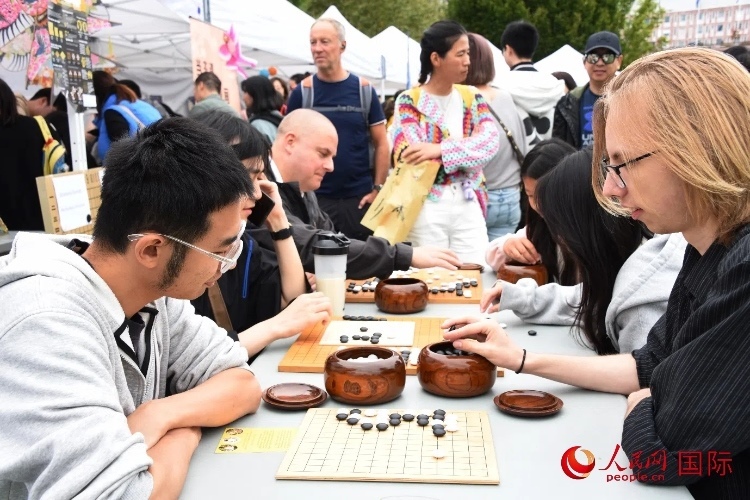 圍棋博弈。人民網(wǎng)記者 殷淼攝