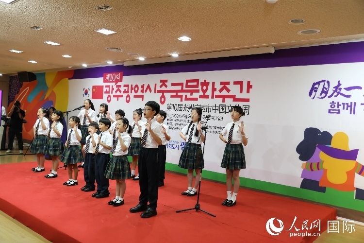 韓國青少年在中國文化周開幕式上演唱歌曲。人民網(wǎng)記者 莽九晨攝