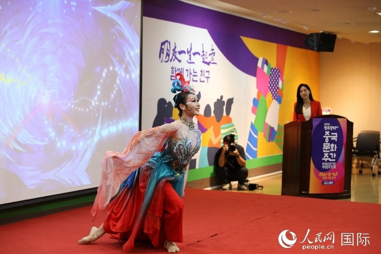 中國演員在中國文化周開幕式上表演舞蹈。人民網(wǎng)記者 莽九晨攝