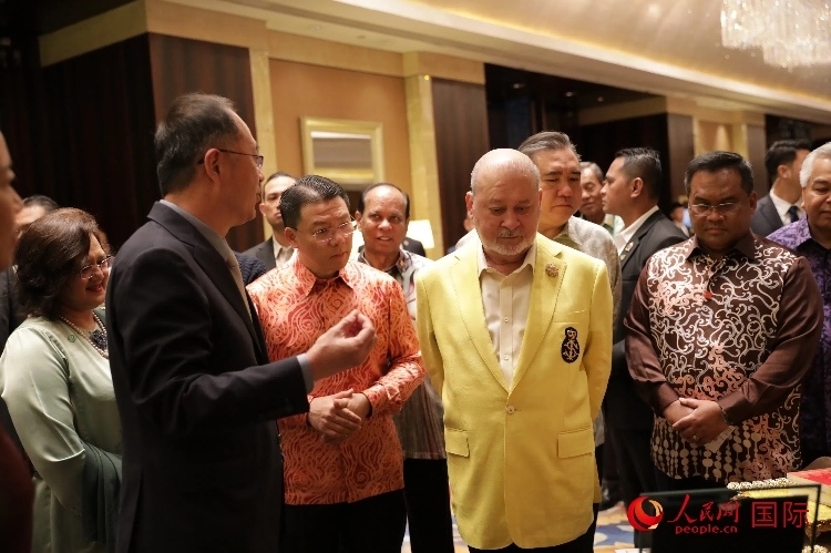北京外國語大學(xué)校長賈文鍵向蘇丹易卜拉欣介紹該校的發(fā)展情況。人民網(wǎng) 王婧攝