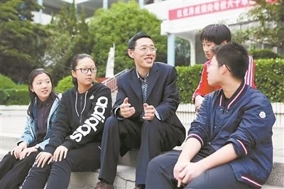 淮北市首批高層次人才儲備金獲得者、淮北市第一中學(xué)教師陳超（左三）在與學(xué)生交談?；幢笔形瞬殴ぷ骶止﹫D