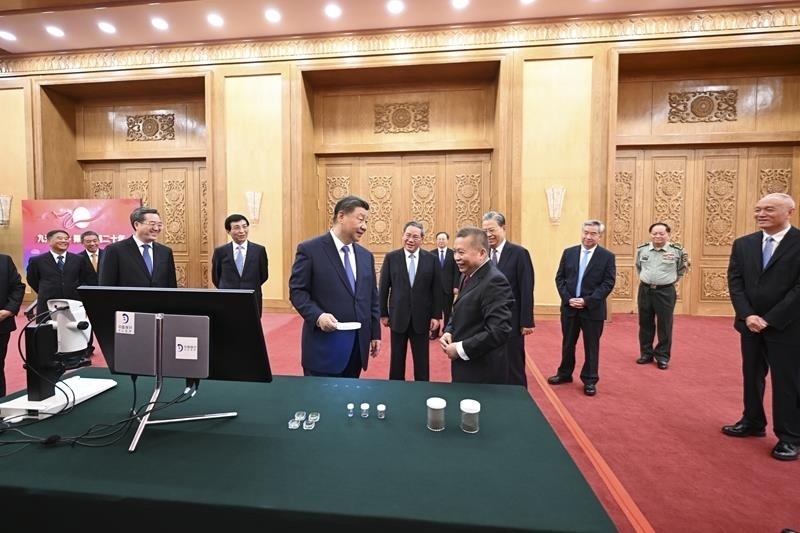 △2024年9月23日，習近平總書記等參觀月球樣品和探月工程成果展覽。
