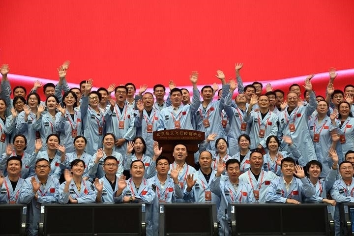 △2024年6月25日，嫦娥六號任務(wù)圓滿成功后，工作人員在北京航天飛行控制中心合影。