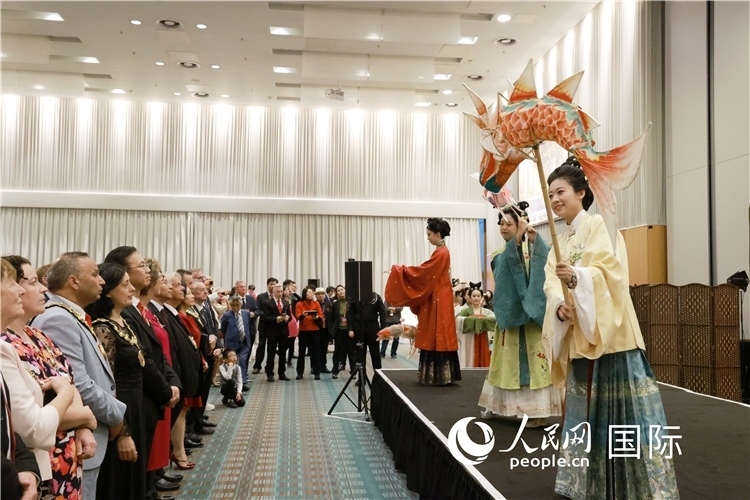 2、留學(xué)生表演了漢服展示《絲路霓裳》。邢雪攝