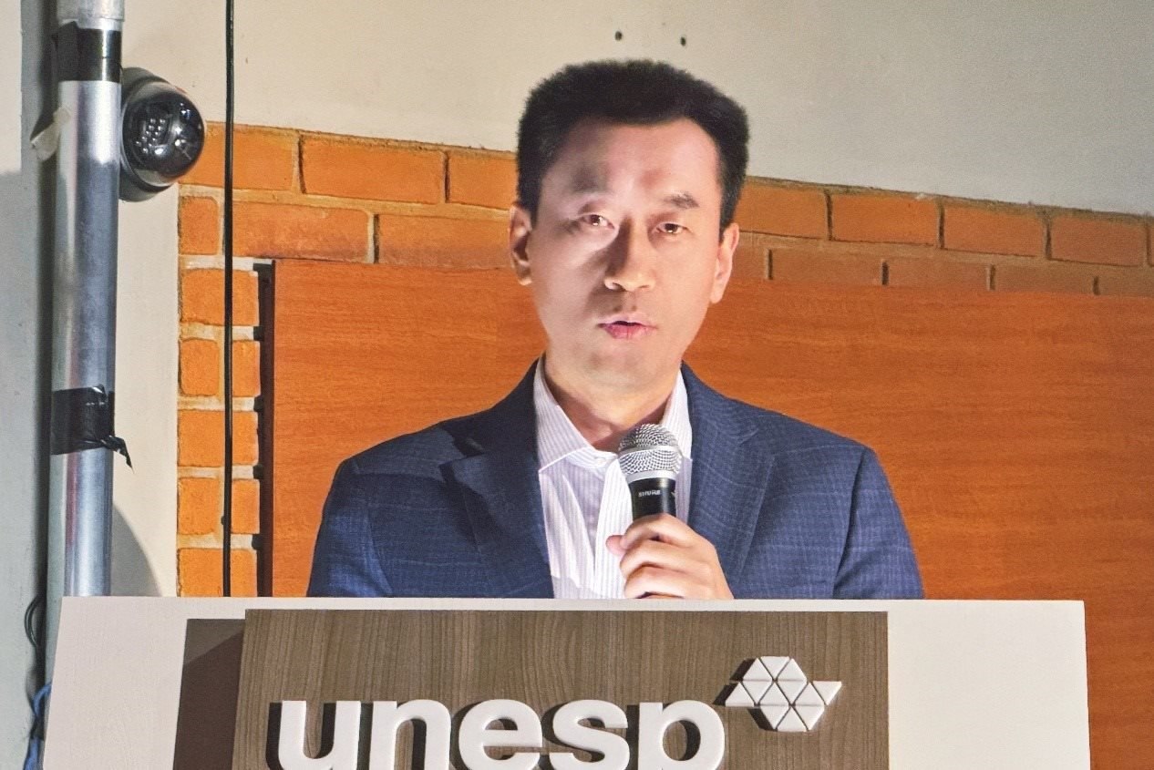 中國駐圣保羅總領(lǐng)事館副總領(lǐng)事田玉震在活動(dòng)中致辭。圣保羅州立大學(xué)孔子學(xué)院供圖