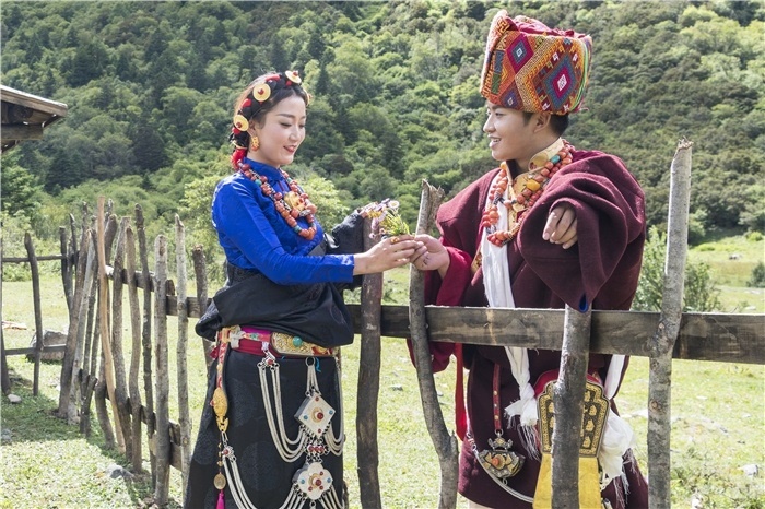 康定情歌（木格措）風景區(qū)中的一對年輕人。林革文攝
