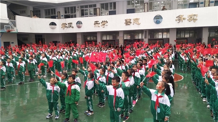 發(fā)揮全環(huán)境協(xié)同育人，康定市回民小學學生從小牢固樹立愛國主義精神。資料圖片