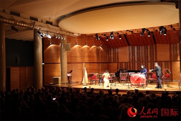 中國(guó)歌劇舞劇院的音樂家表演京劇曲牌《夜深沉》。人民網(wǎng)記者 禹麗敏攝