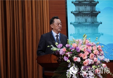 北京語言大學(xué)黨委書記倪海東在“走進中華文明——海絲印記 世遺泉州”主題人文交流活動中致辭。人民網(wǎng) 王婧攝