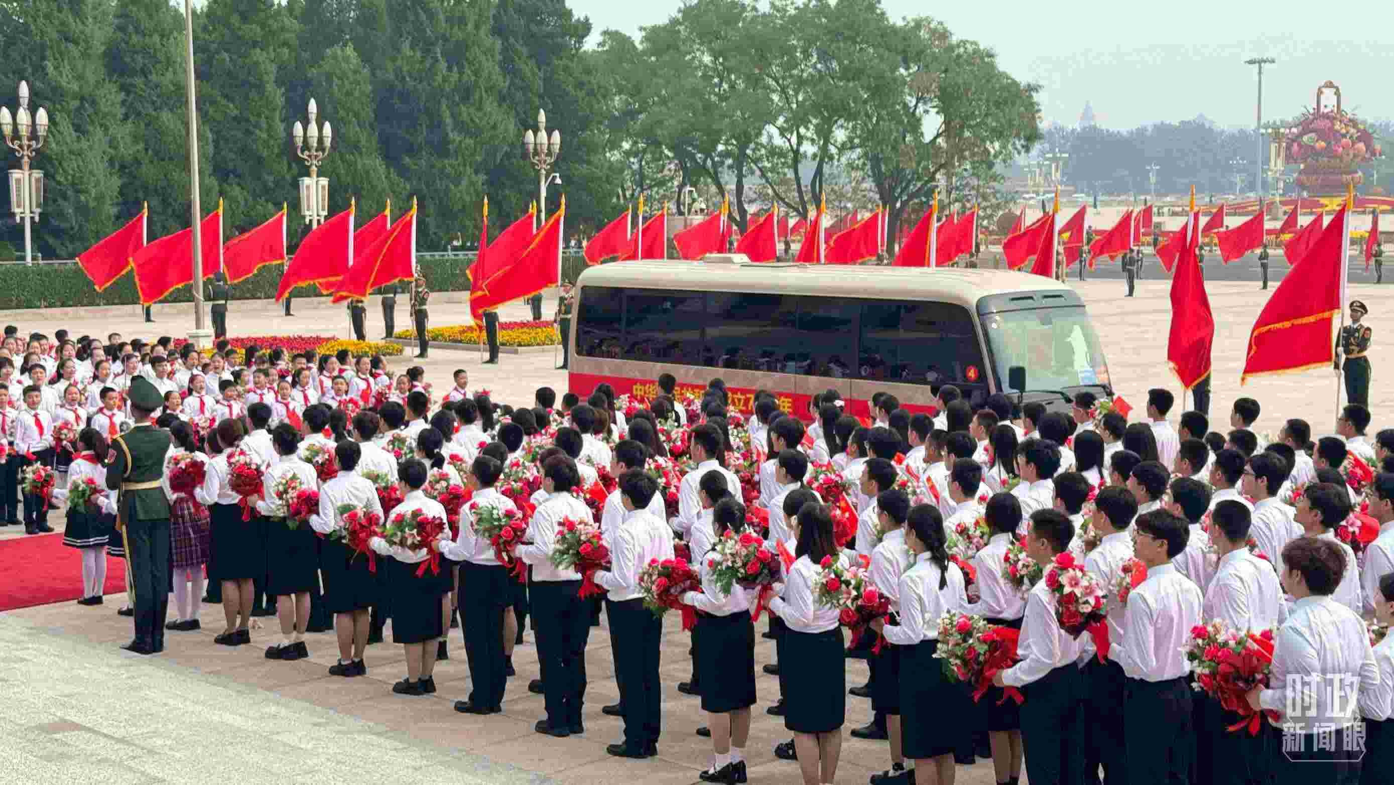 2024年9月29日，人民大會堂外，少先隊員列隊迎接英雄模范。（總臺央視記者蔣碩拍攝）