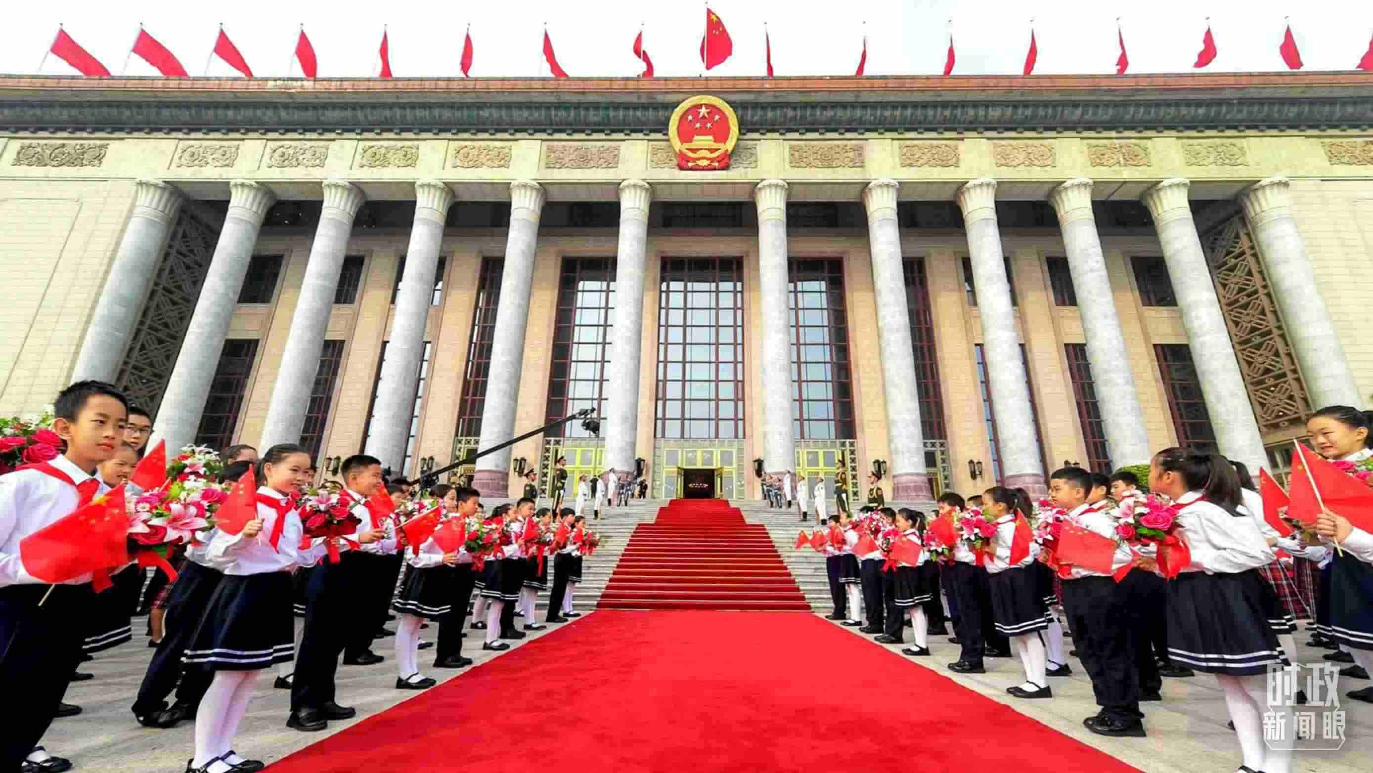 9月29日，人民大會堂外紅毯鋪就，迎接英雄模范。（總臺央視記者劉琦拍攝）