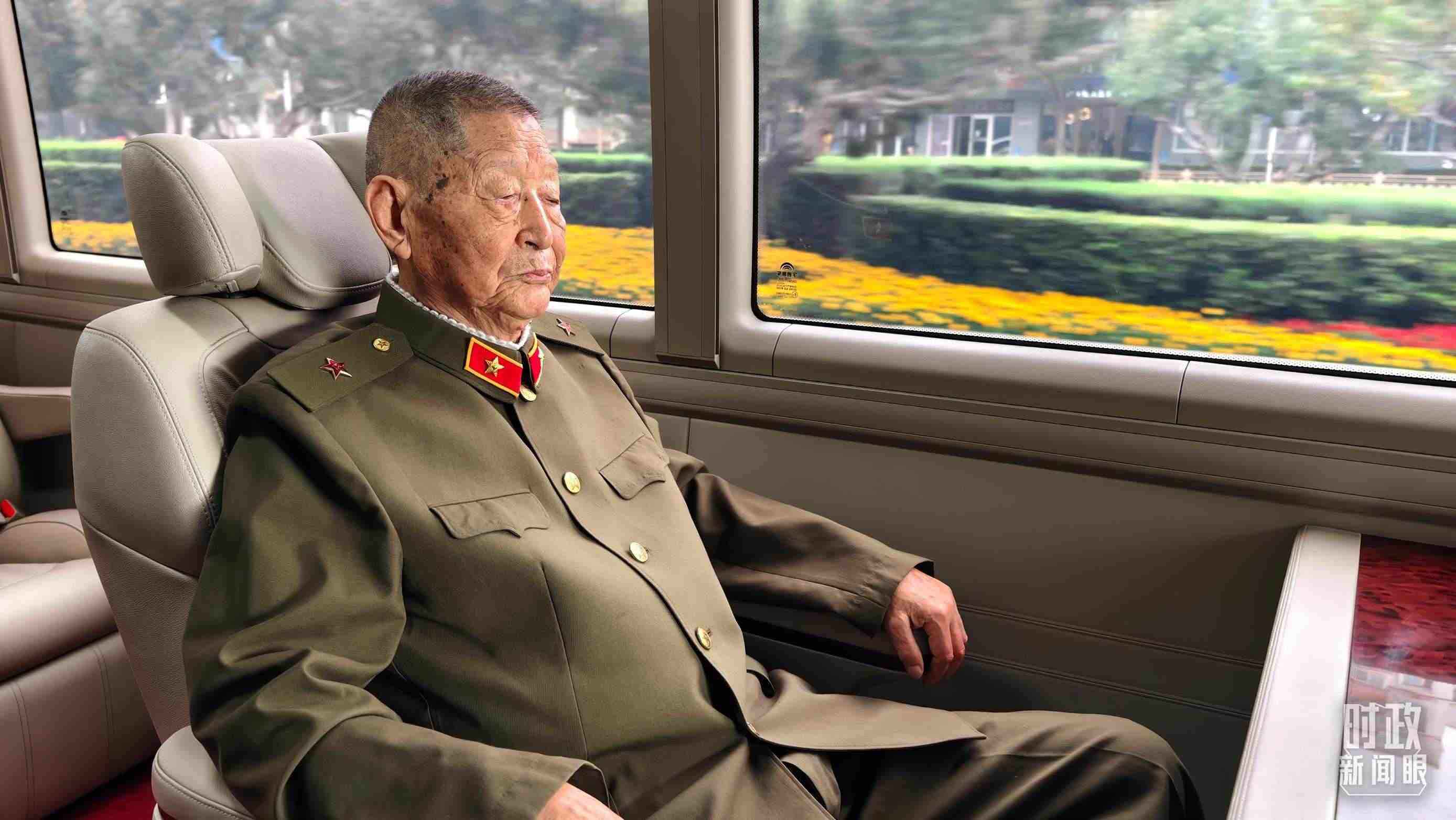 “共和國勛章”獲得者黃宗德乘坐禮賓車前往人民大會堂。（總臺央視記者胡瑋拍攝）
