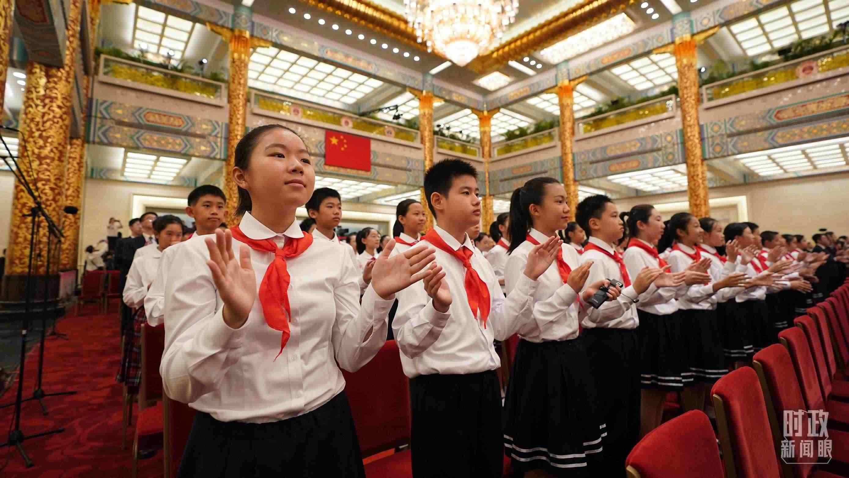 頒授儀式現場的少先隊員。（總臺記者李晉拍攝）