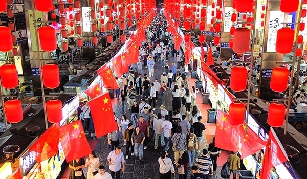 國(guó)慶臨近，河南省洛陽(yáng)市老城歷史文化街區(qū)裝扮一新，國(guó)旗招展，處處洋溢著濃厚的國(guó)慶節(jié)日氛圍。來(lái)源：人民圖片網(wǎng)