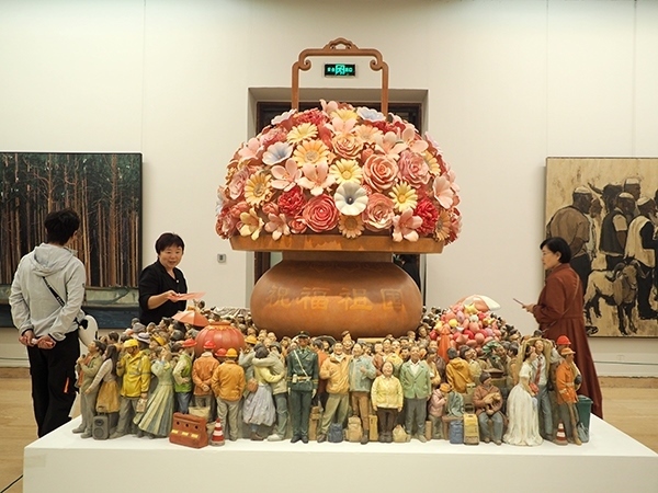 2024年9月28日，觀眾在中國(guó)美術(shù)館參觀“慶祝中華人民共和國(guó)成立75周年——第十四屆全國(guó)美術(shù)作品展覽進(jìn)京作品展”。杜建坡攝。來(lái)源：人民圖片網(wǎng)